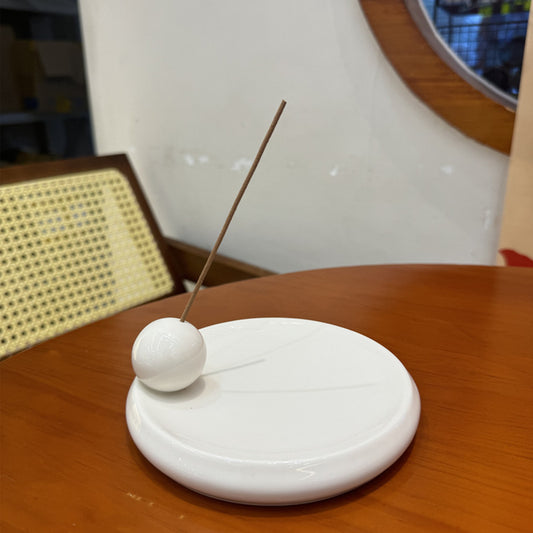 Soothera Cozy Censer — porta-incenso em cerâmica cream com esfera central