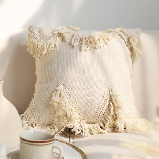Capa tufada creme com franjas em losango