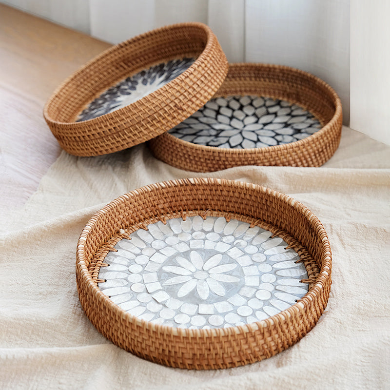 Dois tabuleiros de rattan com mosaico, padrões diferentes