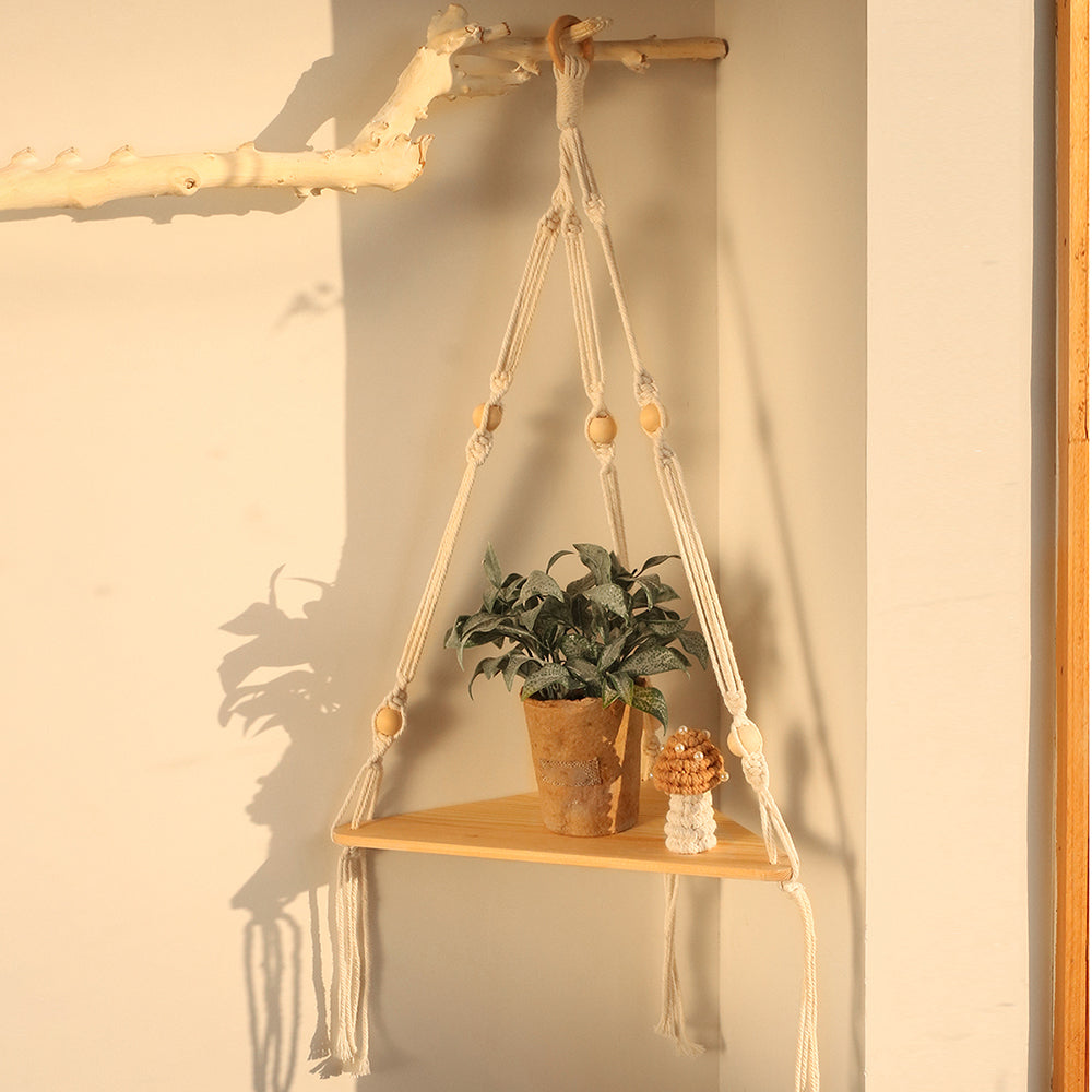 Soothera Hanging Shelf — prateleira de macramé com planta, luz quente