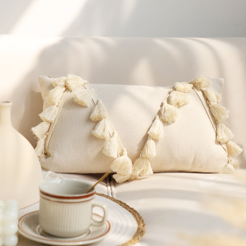 Capa tufada creme com borlas, formato retangular