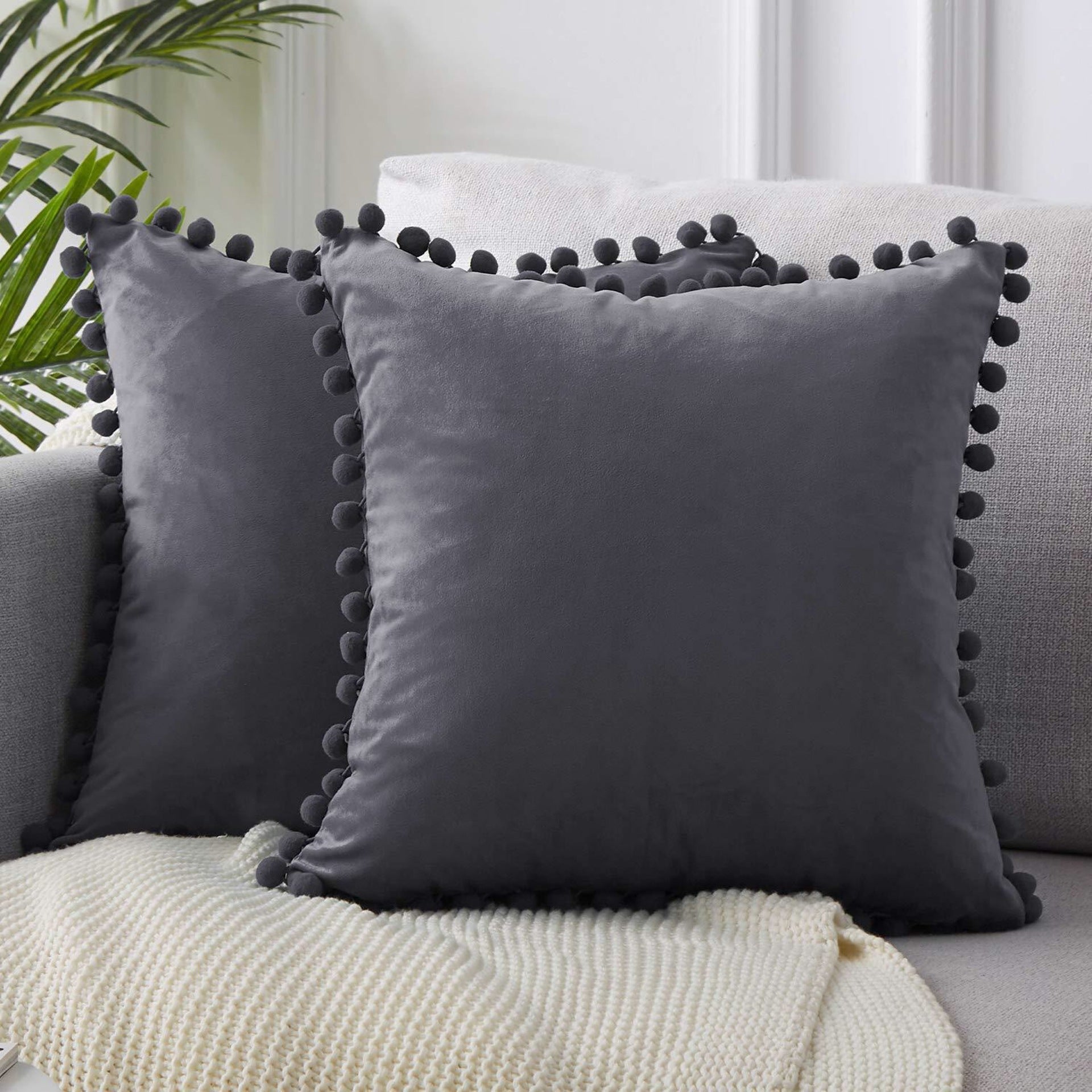 Soothera Pom Cushion — capa de almofada veludo cinza com pompons