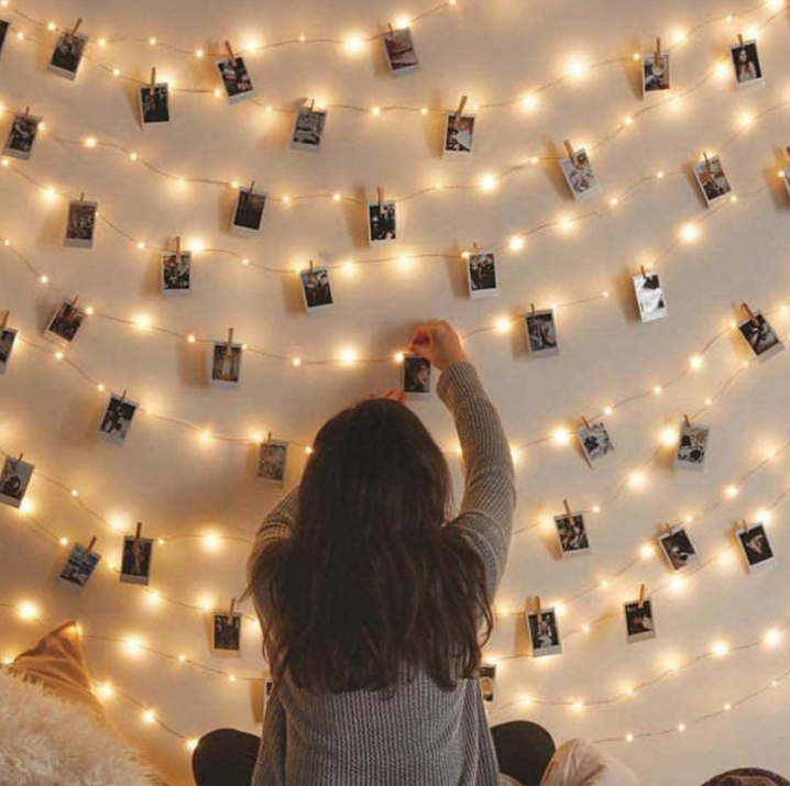 Soothera Fairy Lights — luzes quentes com molas e fotos na parede do quarto