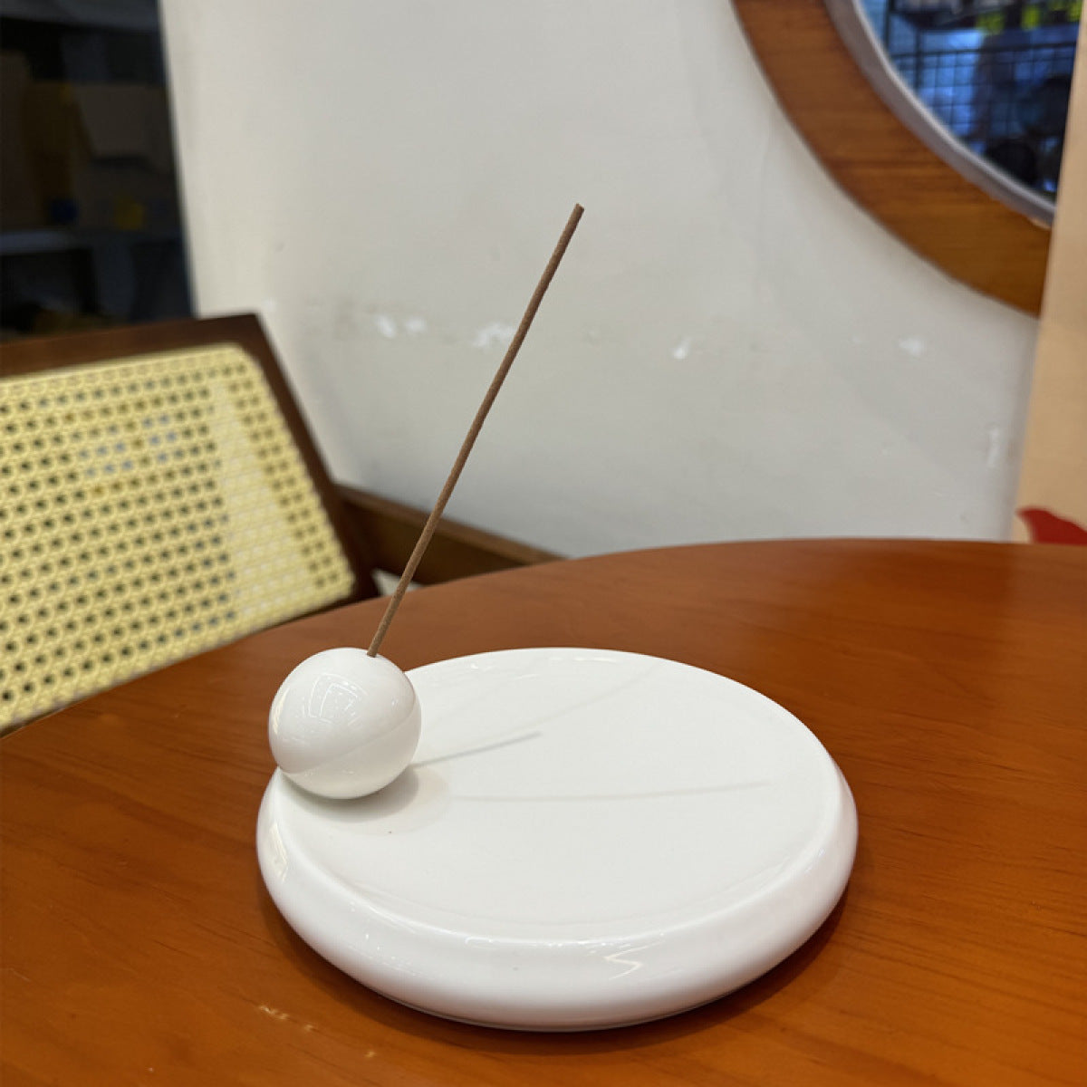 Soothera Cozy Censer — porta-incenso em cerâmica cream com esfera central