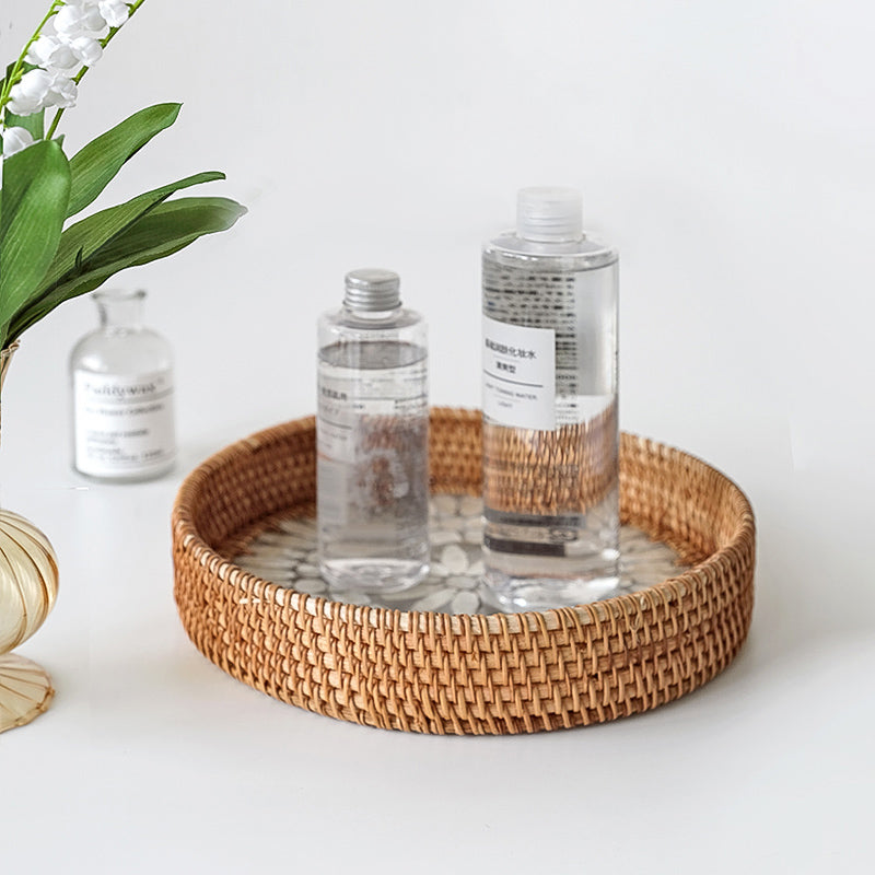 Tabuleiro redondo em rattan com produtos de cuidado