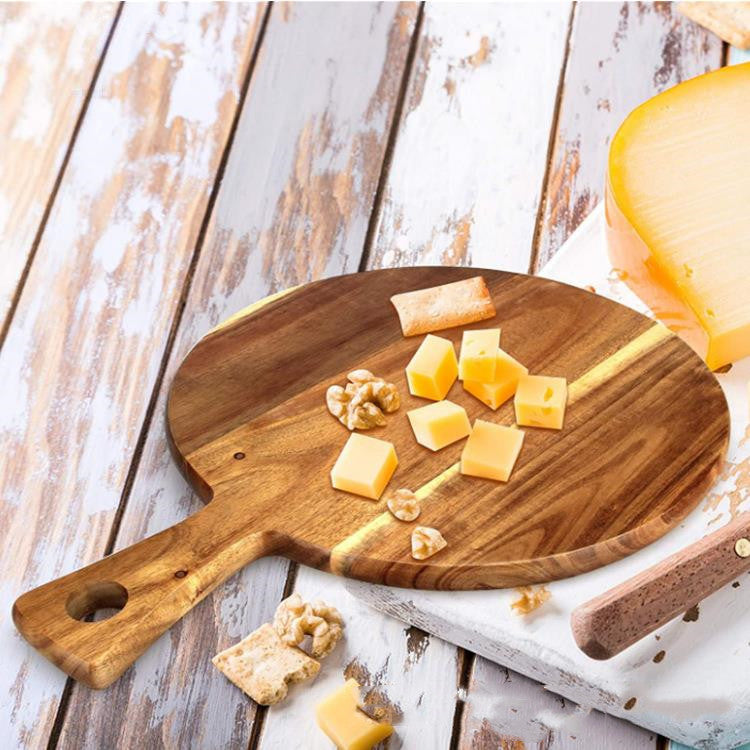 Soothera Serving Board — tábua redonda de acácia com queijos