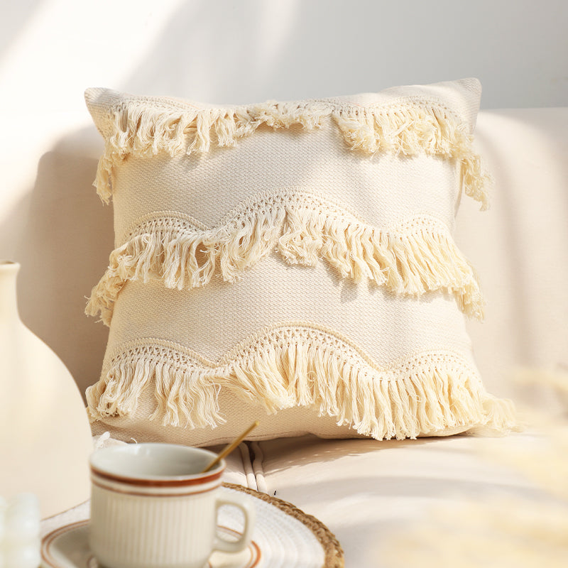 Capa tufada creme com franjas