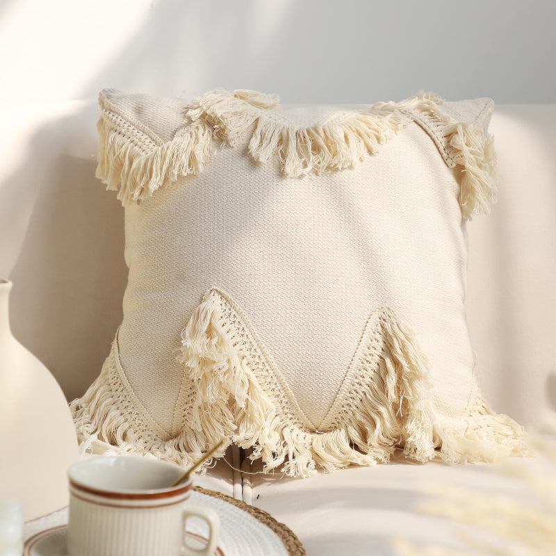 Capa tufada creme com franjas em losango