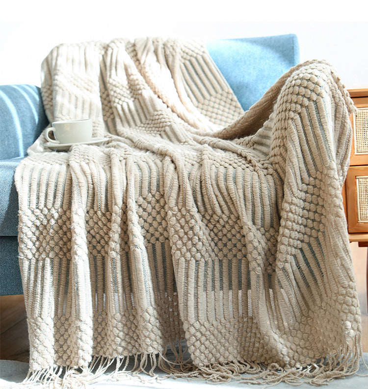 Soothera Cozy Throw — manta de malha creme no sofá