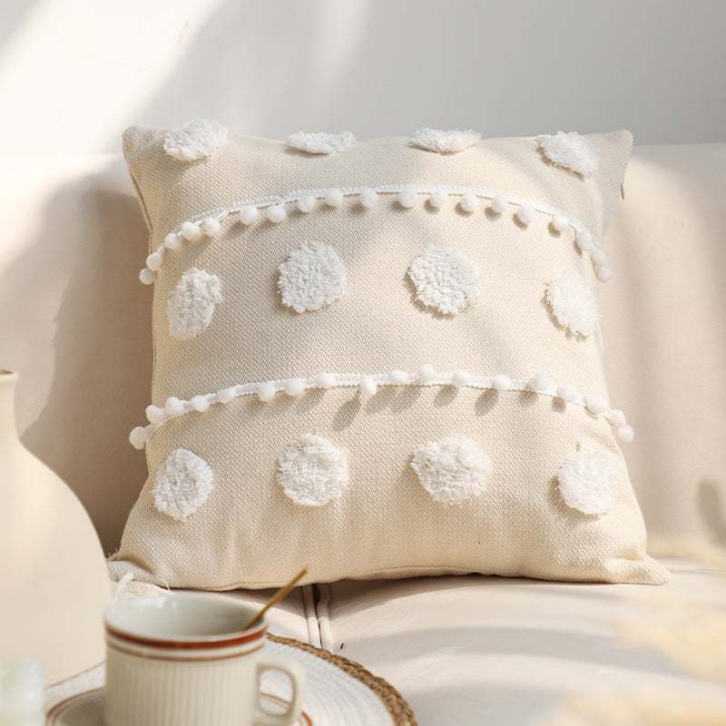 Capa de almofada tufada creme com pompons