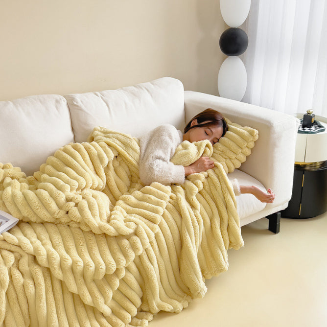 Soothera Plush Throw — manta de pelo macio cor creme no sofá