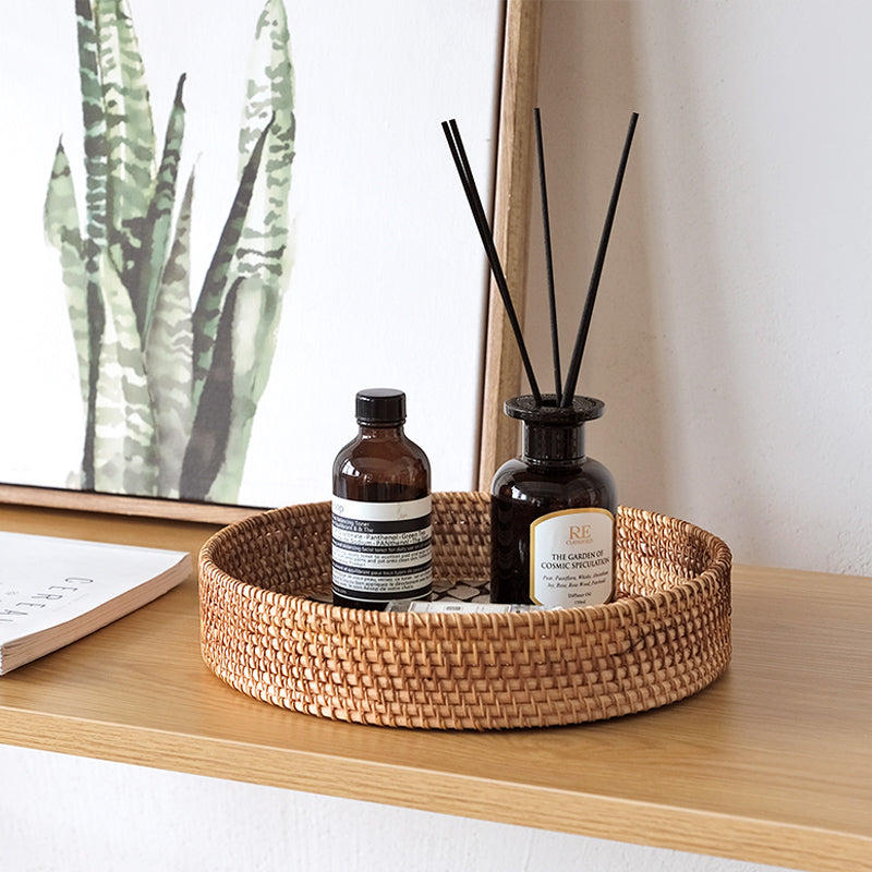 Soothera Rattan Tray — tabuleiro de rattan com difusor numa secretária