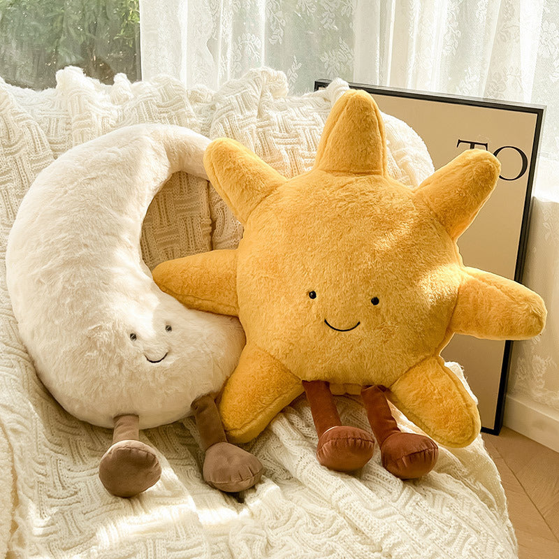 Soothera Sol & Lua — peluche sol dourado e lua creme na cama