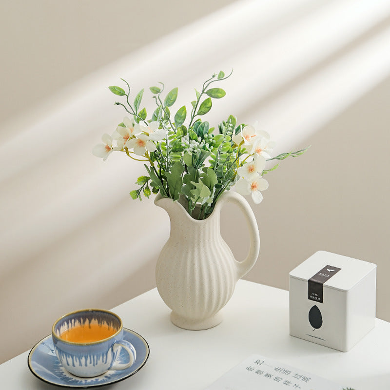 Soothera Bisque — vaso de cerâmica creme com flores, luz quente