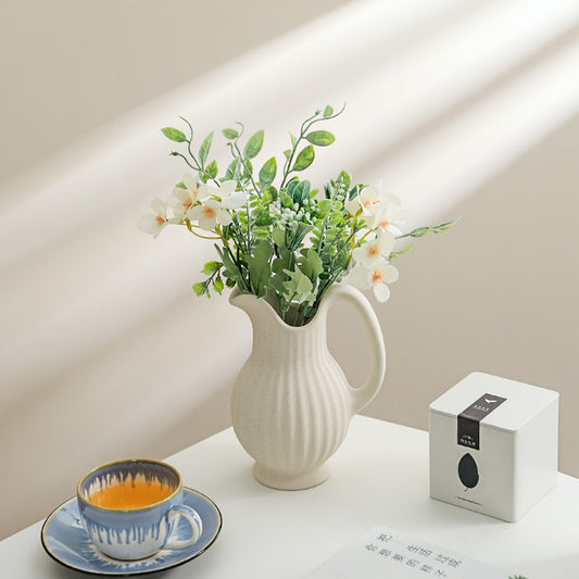 Soothera Bisque — vaso de cerâmica creme com flores, luz quente